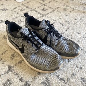 Nike Tennis shoes(MENS)